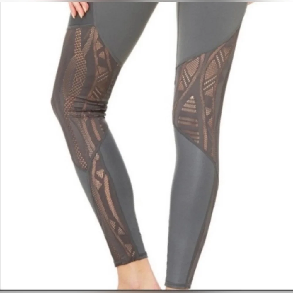 ALO YOGA VITALITY LEGGING LIVELY LACE IN SLATE GLOSSY SIZE XS